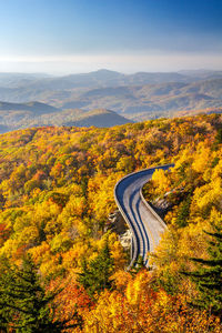 The scenic blue ridge parkway in autumn