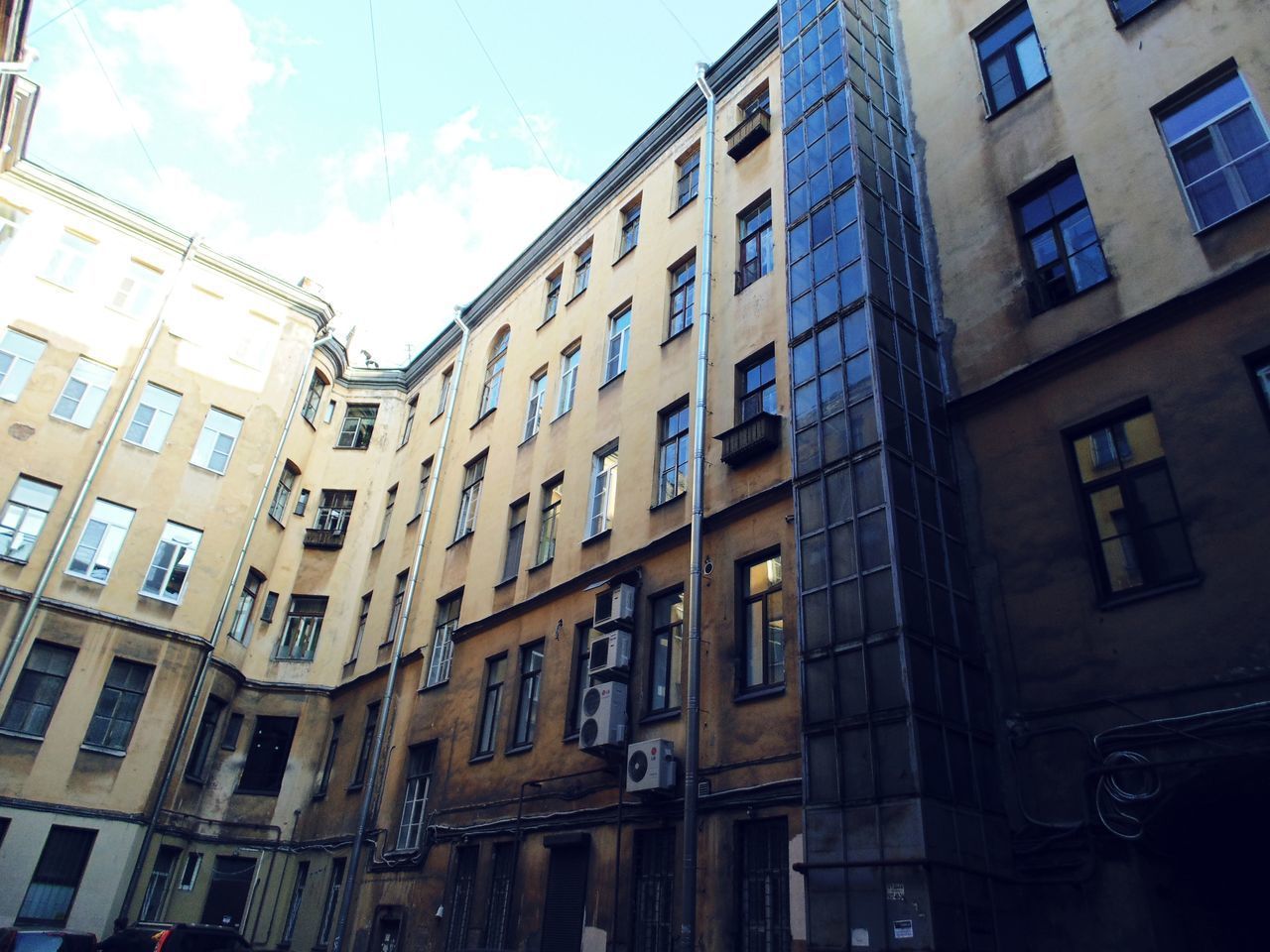 LOW ANGLE VIEW OF BUILDINGS IN CITY