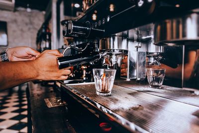 Cropped hand of man holding portafilter