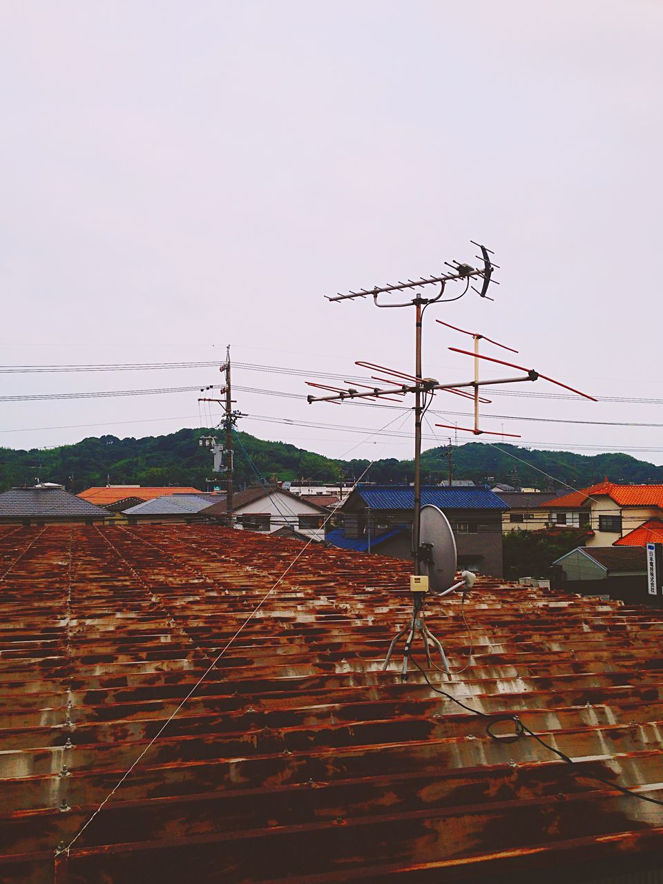 building exterior, clear sky, architecture, built structure, house, power line, residential structure, cable, copy space, residential building, roof, electricity, fuel and power generation, electricity pylon, sky, day, outdoors, no people, transportation, building