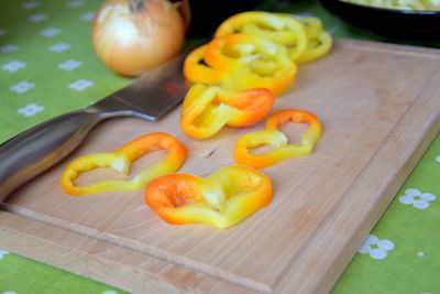 Bell pepper slices on cutting board at table