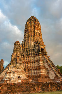 Ancient ruins of buddhist temple. wat chai wattanaram, ayuttaya, thailand
