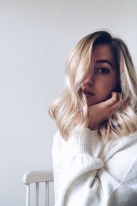 Portrait of woman against wall