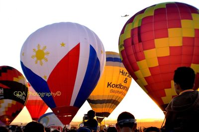 People in hot air balloon