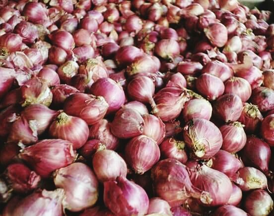 food and drink, food, freshness, wellbeing, healthy eating, large group of objects, abundance, backgrounds, full frame, no people, close-up, still life, onion, day, market, vegetable, indoors, selective focus, raw food, ingredient