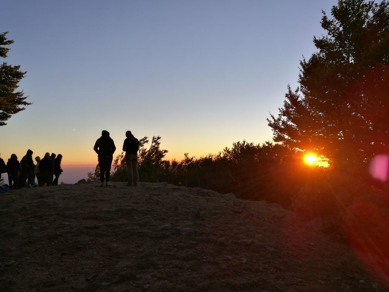 silhouette, sun, sunset, sunbeam, sunlight, tree, clear sky, leisure activity, walking, full length, tranquil scene, lens flare, scenics, glowing, beauty in nature, back lit, nature, tranquility, outdoors, vacations, tourism, orange color, outline