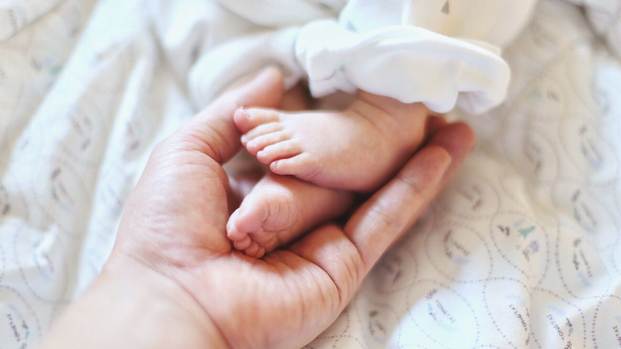 baby, human body part, young, real people, babyhood, child, human hand, hand, newborn, childhood, togetherness, body part, people, bonding, indoors, positive emotion, family, beginnings, human foot, innocence, care, finger