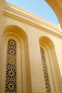 Beautiful detail of the al fateh grand mosque in manama, the capital city of bahrain