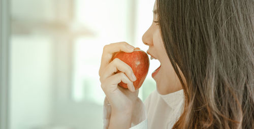 Close-up of woman eating apple