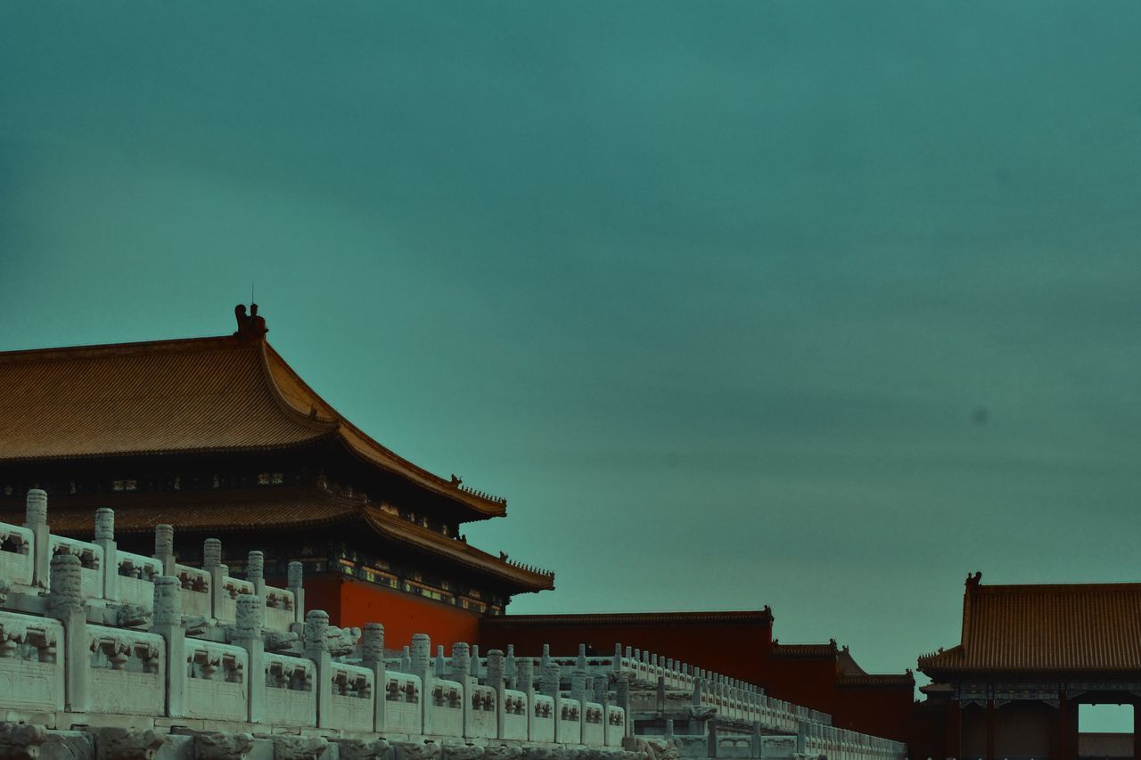 LOW ANGLE VIEW OF TEMPLE BUILDING AGAINST SKY