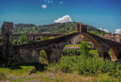 Arch bridge against sky