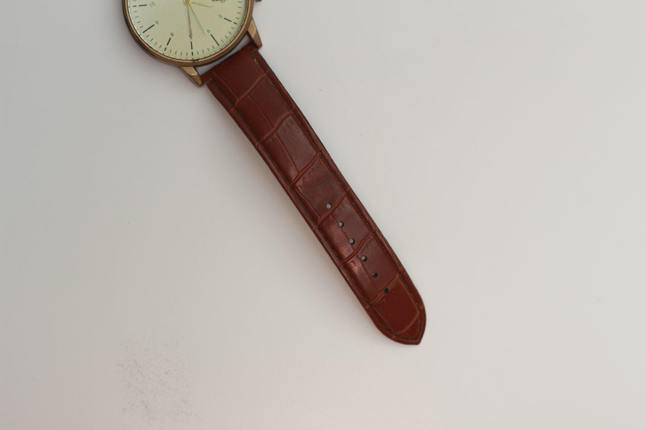 clock, watch, brown, time, studio shot, indoors, hand, strap, instrument of time, single object, fashion accessory, white background