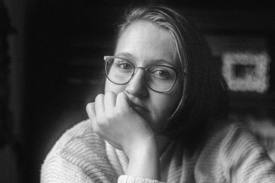 Close-up portrait of young woman wearing eyeglasses