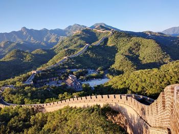 Great wall of china and mountains against sky