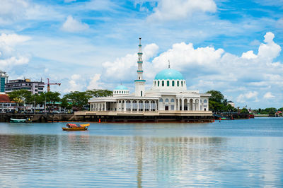 Masjid terapung bandar kuching
