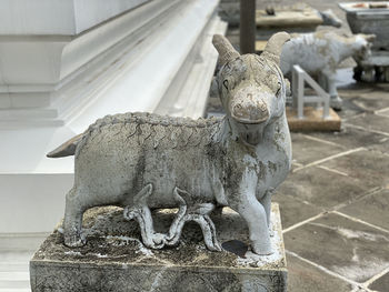 Stone statue detail at wat arun, bangkok