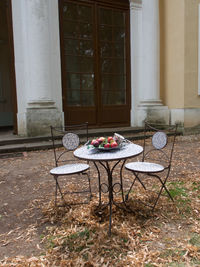 Table and chairs in bowl