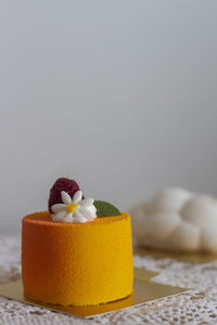 Mango desert with daisy decoration 