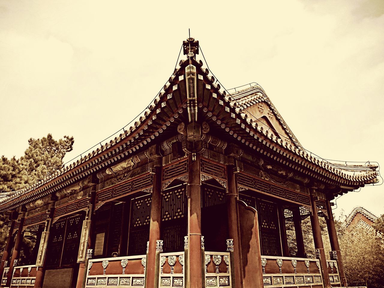 LOW ANGLE VIEW OF BUILDING FACADE