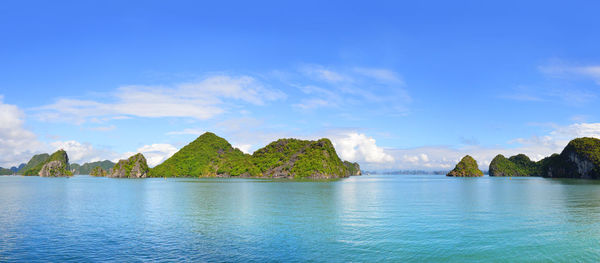 Rock islands in halong bay, southeast asia. view of famous world heritage halong bay in vietnam.