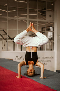 Portrait of young woman exercising in gym