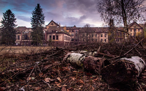 Abandoned house against sky