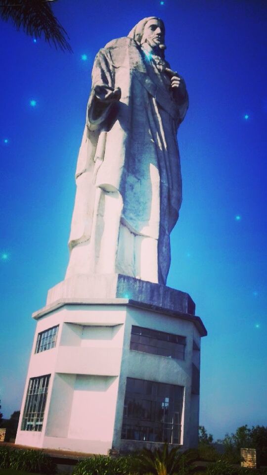 LOW ANGLE VIEW OF STATUE AGAINST SKY