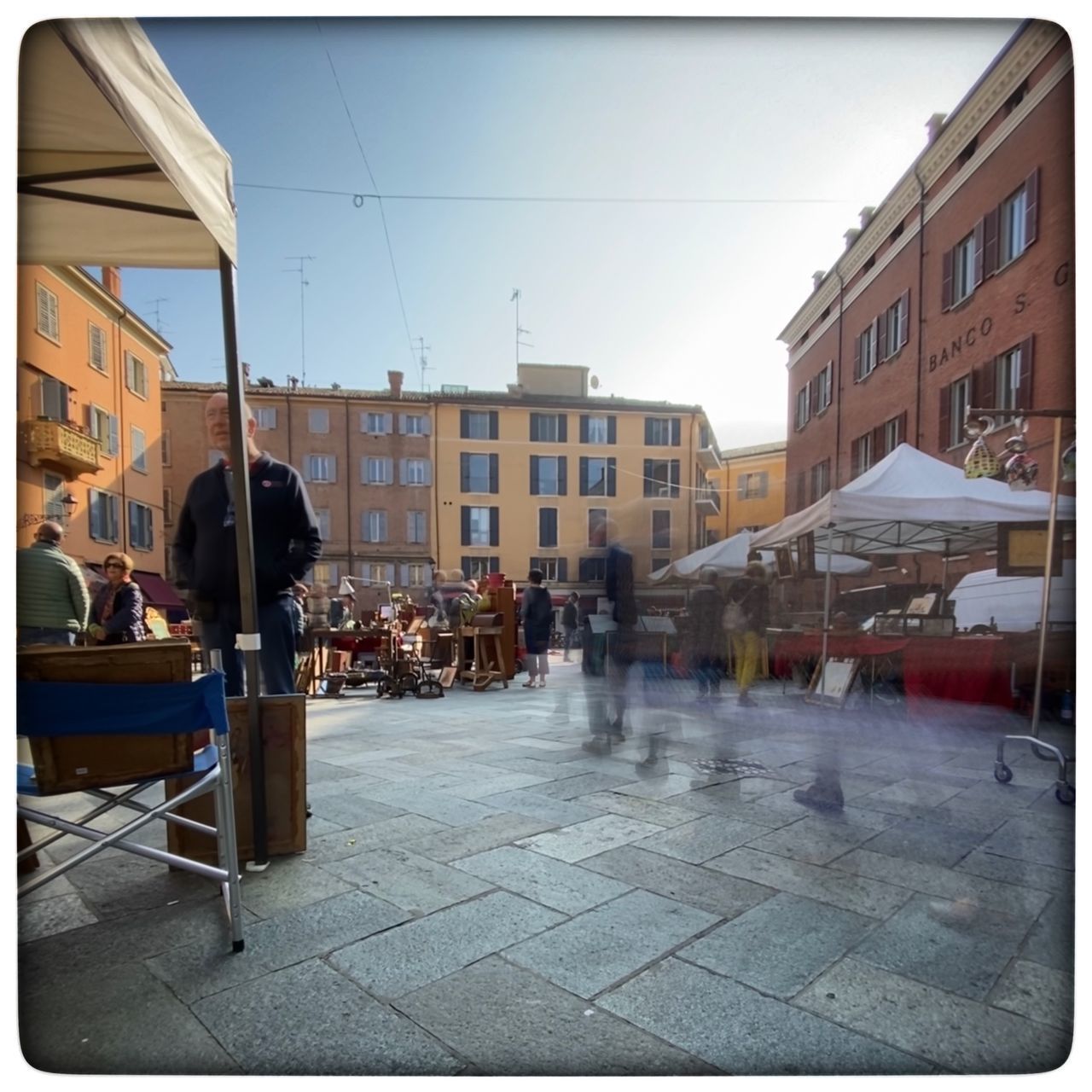 PEOPLE ON STREET BY BUILDINGS AGAINST SKY IN CITY