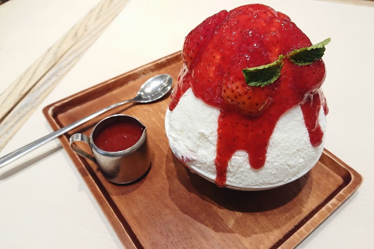 HIGH ANGLE VIEW OF ICE CREAM ON PLATE