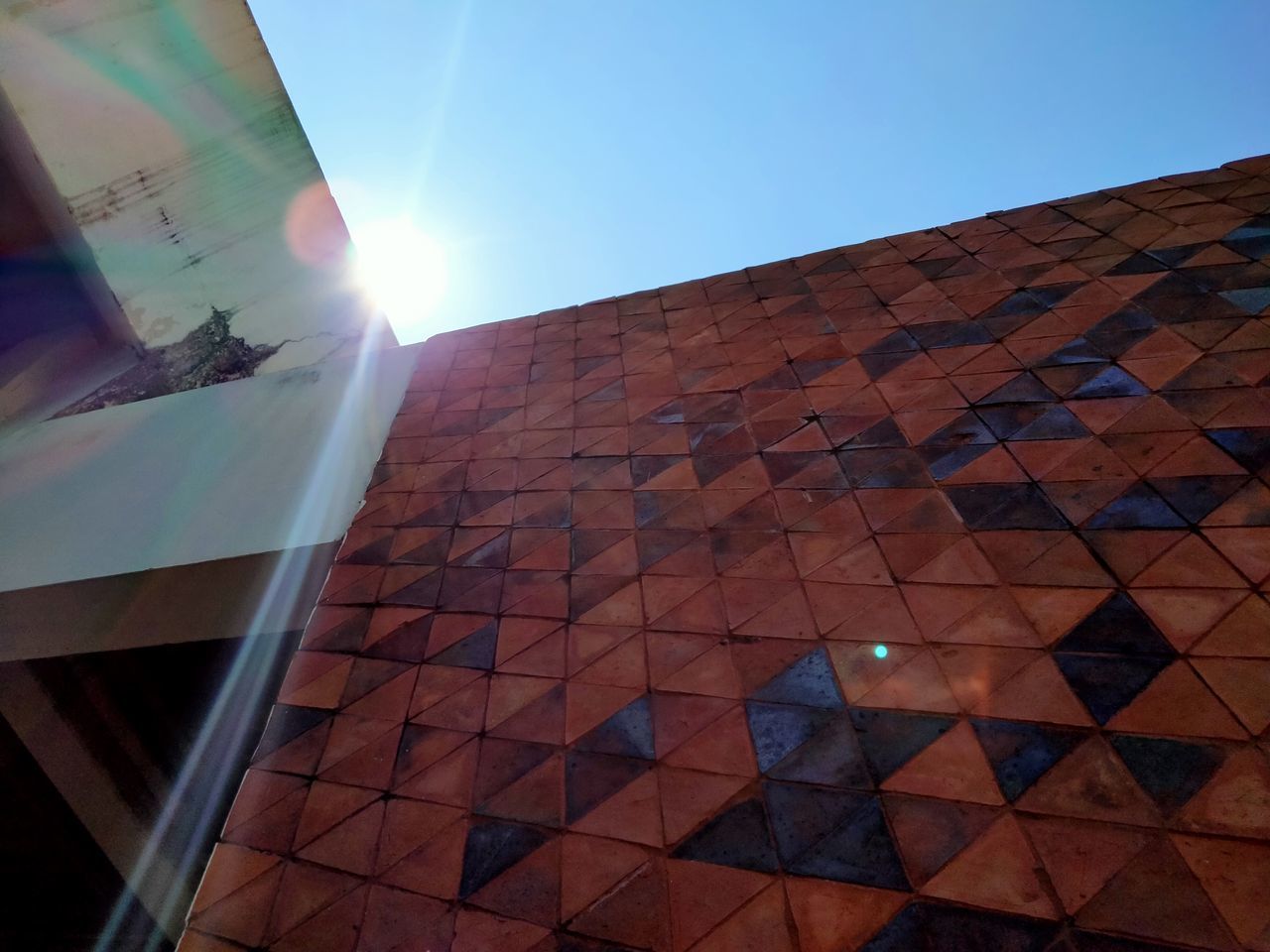 LOW ANGLE VIEW OF BUILDING AGAINST CLEAR BLUE SKY