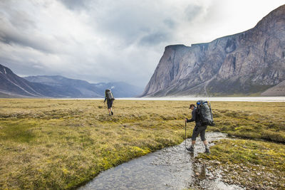 Backpackers traverse akshayak pass in auyuittuq national park