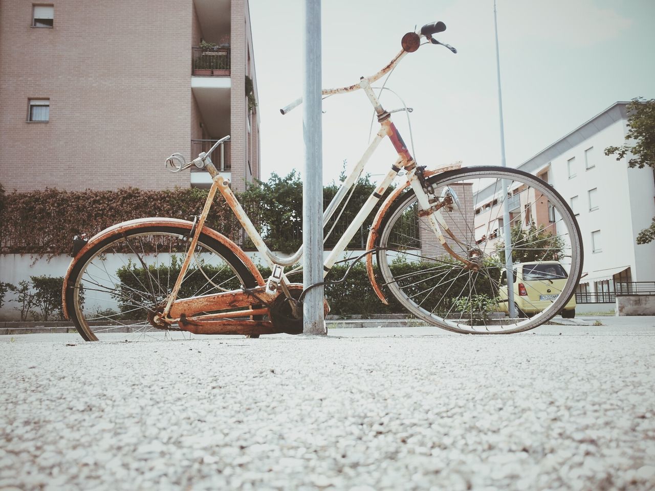 transportation, mode of transport, land vehicle, built structure, architecture, stationary, building exterior, bicycle, parked, street, sky, parking, day, wheel, sunlight, no people, outdoors, metal, house, car