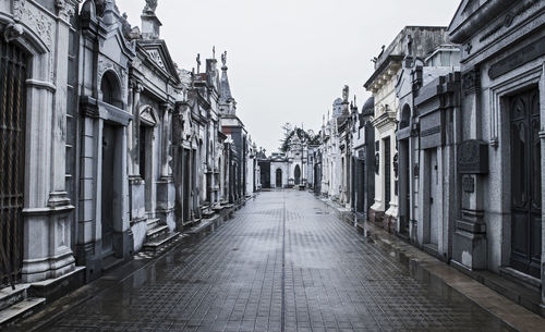 Alley at the la recoleta cemetery in buenos aires