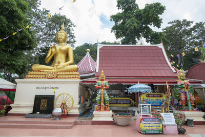 Statue outside temple against building