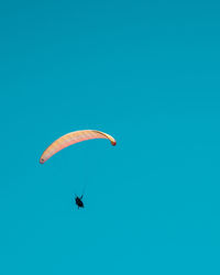 Paragliding in the skies of algarve