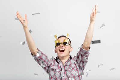 Portrait of smiling young man wearing sunglasses