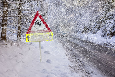 Traffic sign warns of snow and icy road