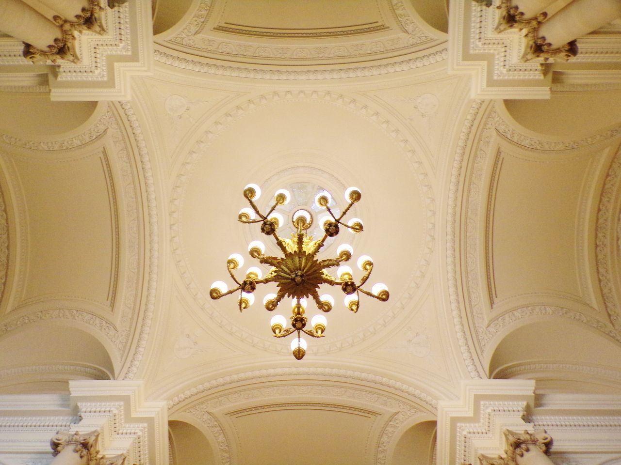 LOW ANGLE VIEW OF HISTORICAL BUILDING