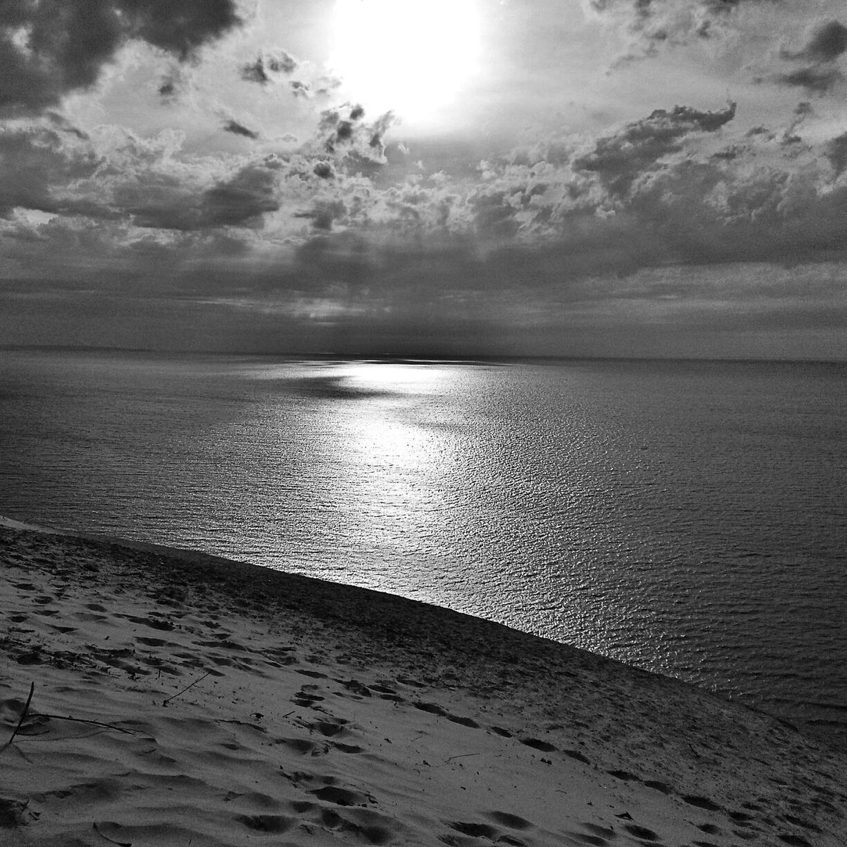 sea, horizon over water, water, tranquil scene, sky, scenics, tranquility, beauty in nature, beach, shore, nature, cloud - sky, reflection, sun, idyllic, seascape, sunlight, cloud, sunset, cloudy