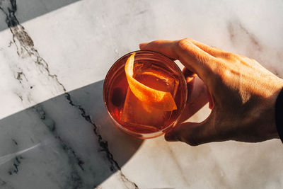 Cropped hand of man holding light bulb