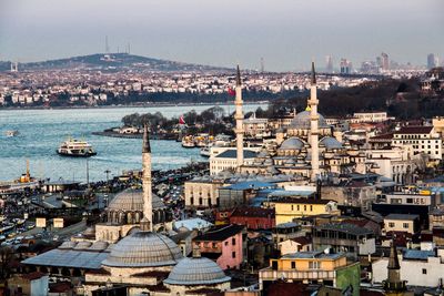 Sultan ahmed mosque and residential district by river