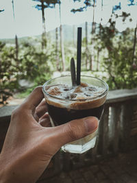 Cropped hand of woman holding coffee