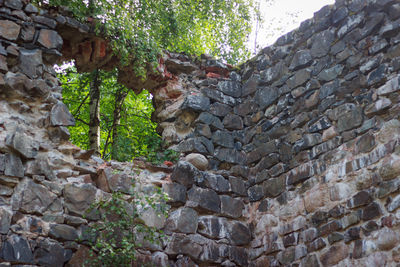 Stone wall against sky