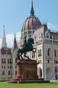 Statue of historic building against sky