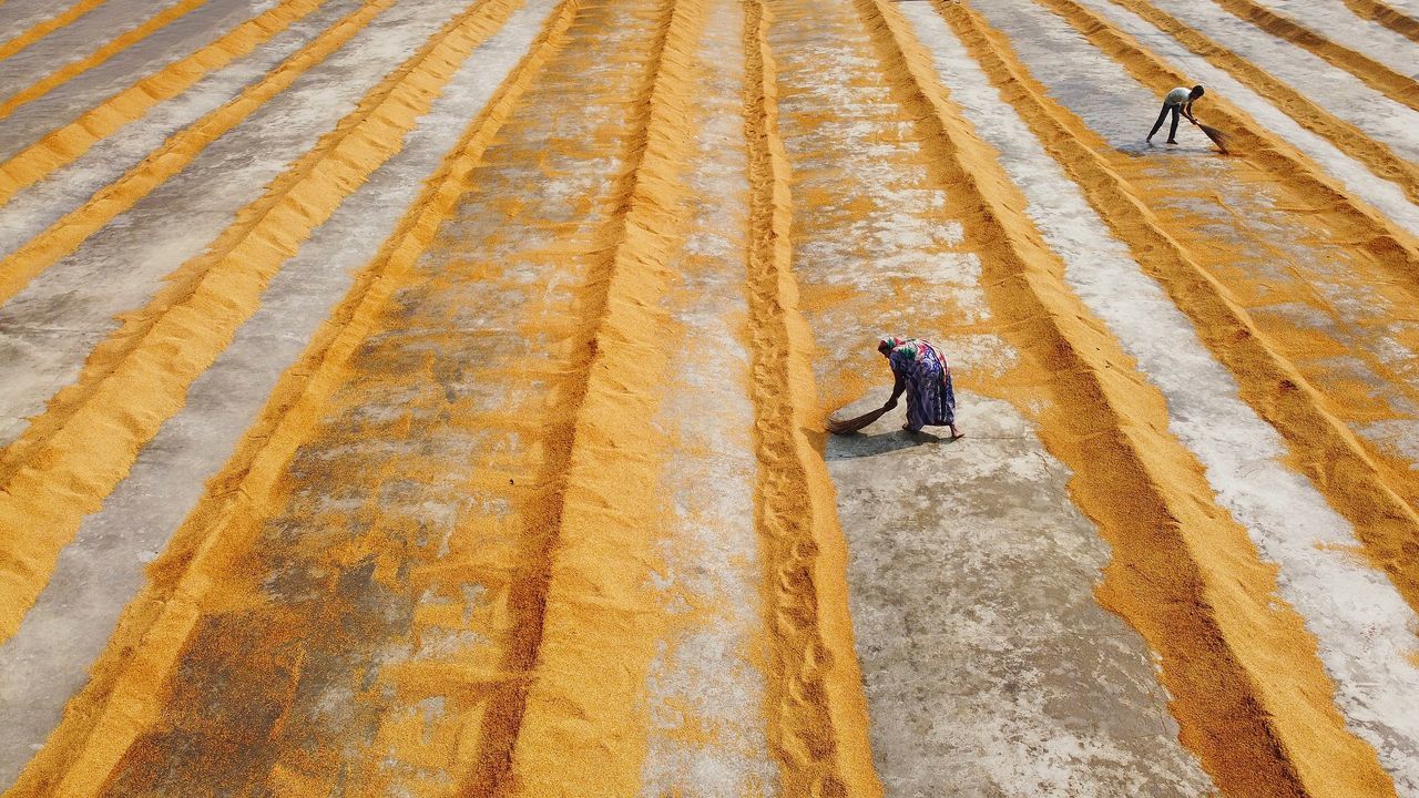 HIGH ANGLE VIEW OF MAN WORKING