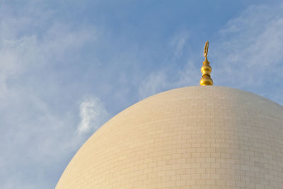 Dome of the sheikh zayed grand mosque against blue skies in abu dhabi, uae