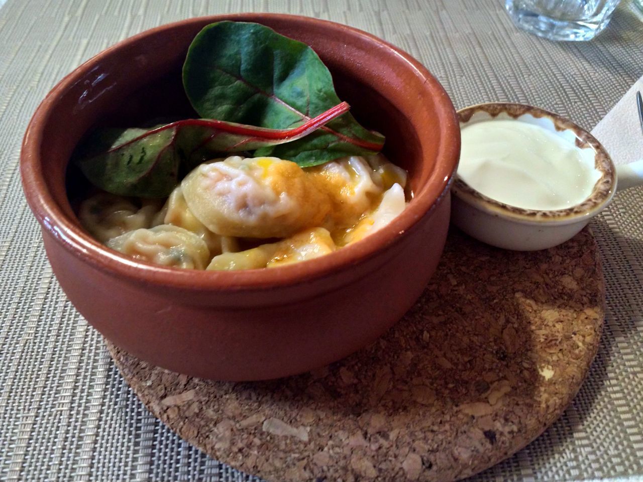 HIGH ANGLE VIEW OF FOOD IN BOWL