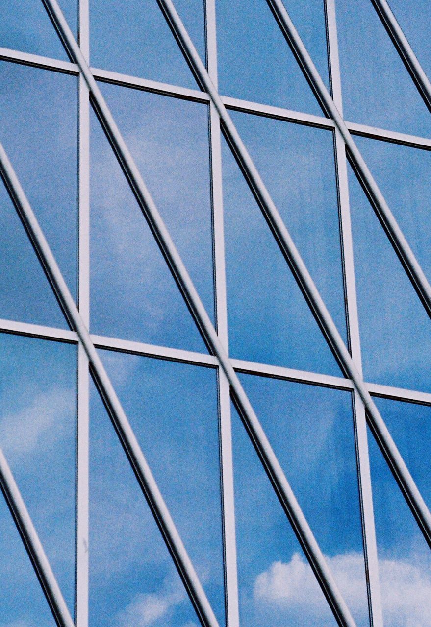 LOW ANGLE VIEW OF SKYLIGHT AGAINST BUILDING