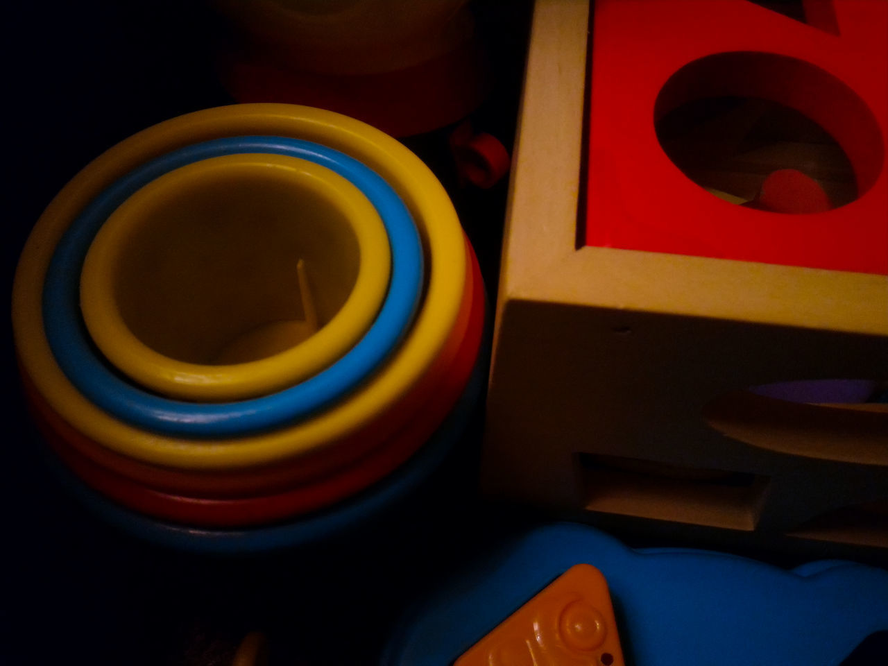 CLOSE-UP OF MULTI COLORED PATTERN ON SHELF