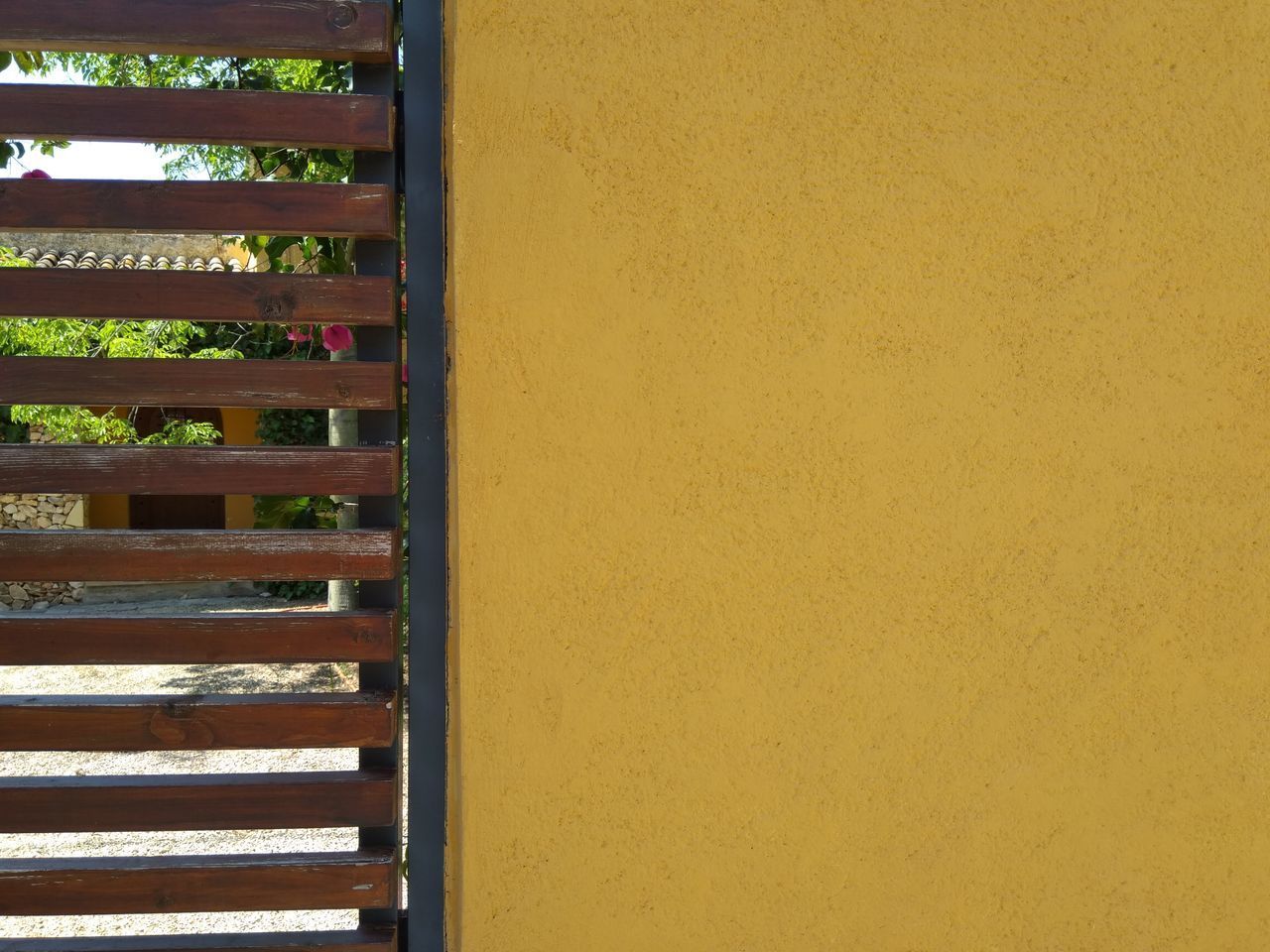 FULL FRAME SHOT OF WALL WITH YELLOW BUILDING